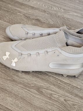 B5 Men’s White Under Armor Football Cleats Size 12 Without Shoelaces